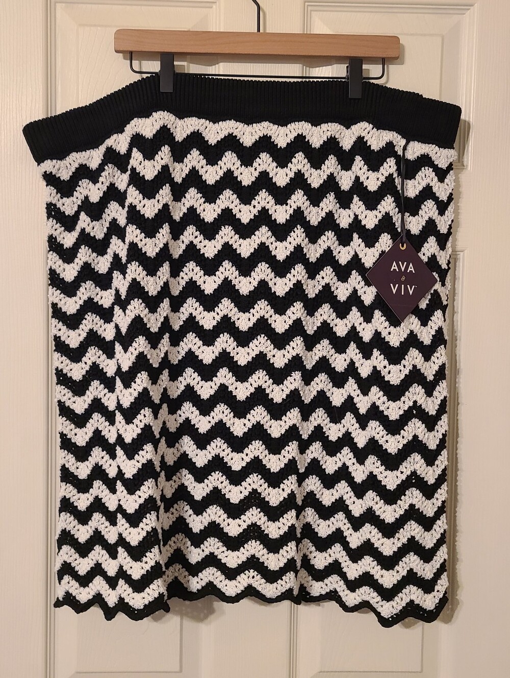 Ava & Viv Black and White Chevron Knit Skirt - 3x